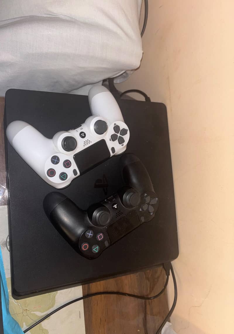 PS4 Slim / 2 Controllers / GTA 5 + RDR2 8