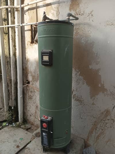 Waves 30 gallon geyser in mint condition