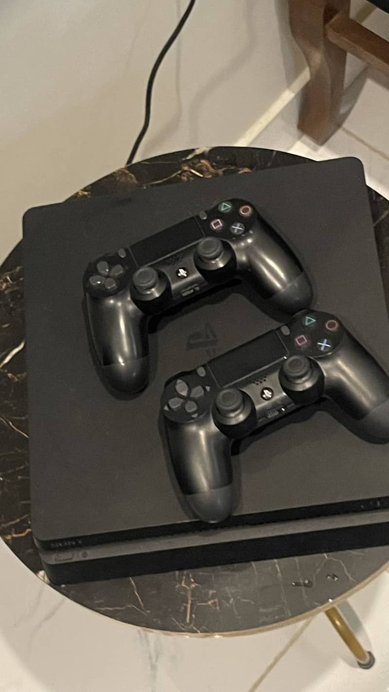 Ps4 slim with 2 controllers 1