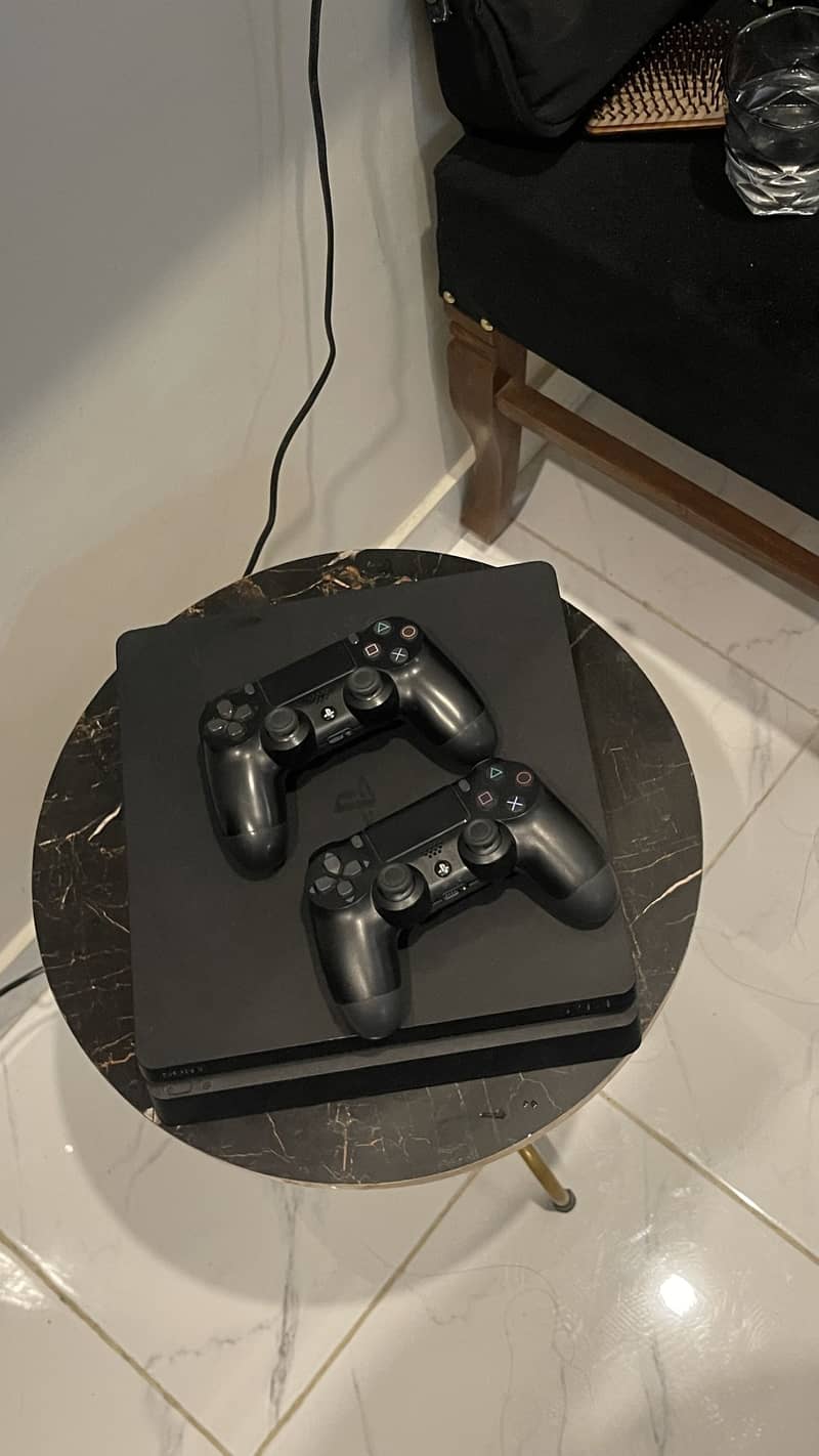 Ps4 slim with 2 controllers 2