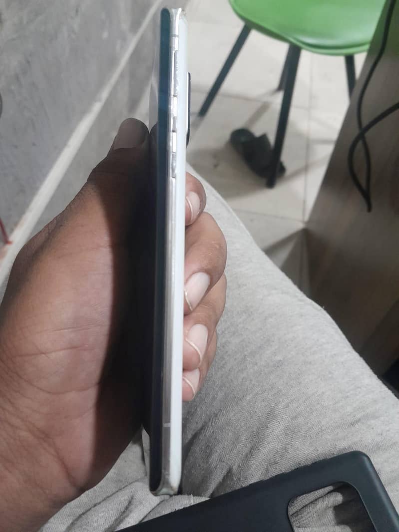 Sharp Aquos r6 2