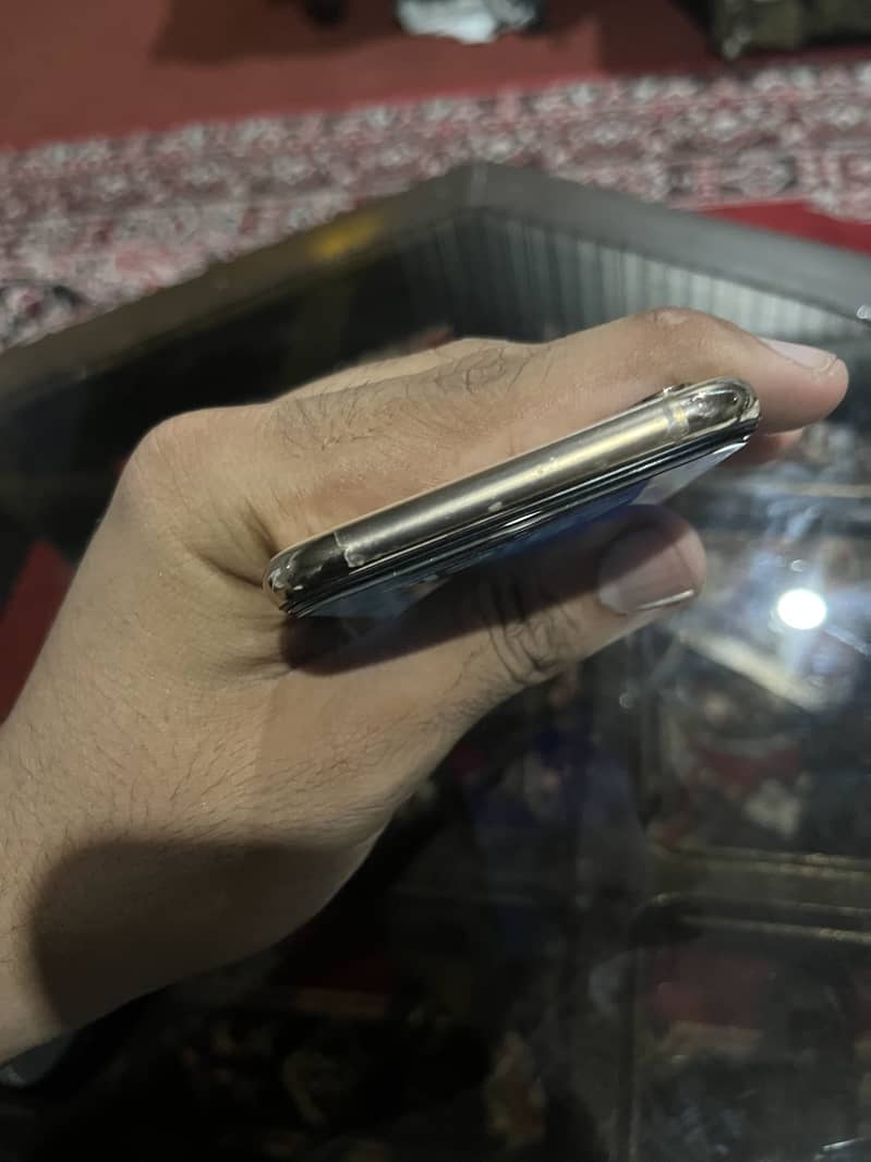 Apple iPhone XS 4