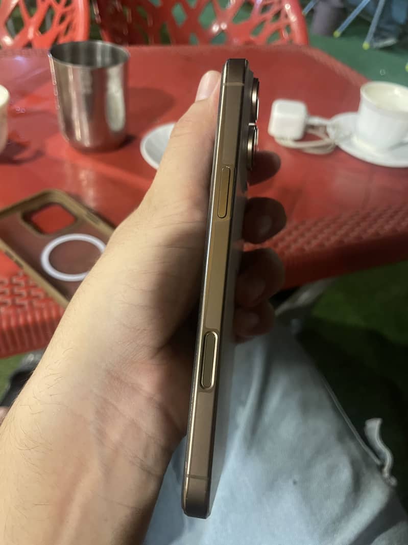 Apple iPhone 16 Pro Max 3