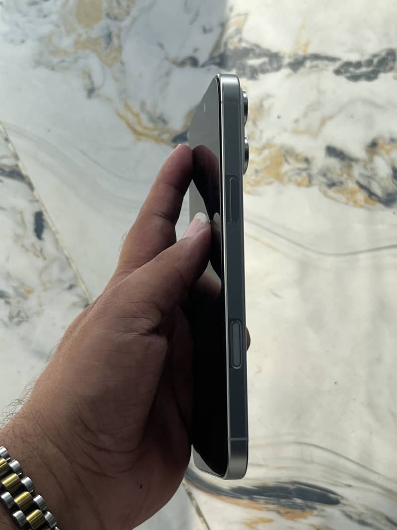 Apple iPhone 16 Pro Max 0