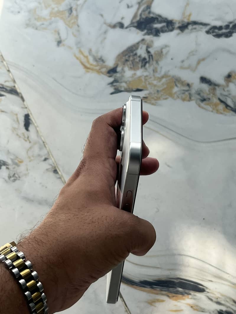 Apple iPhone 16 Pro Max 3