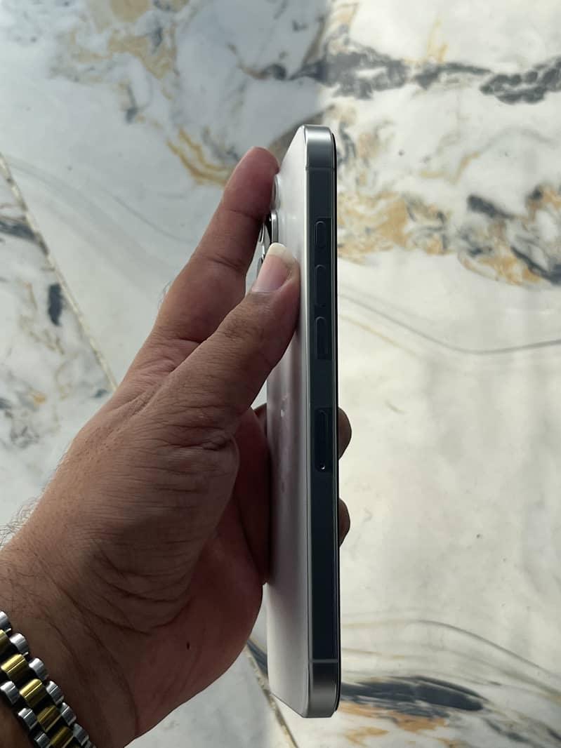 Apple iPhone 16 Pro Max 6