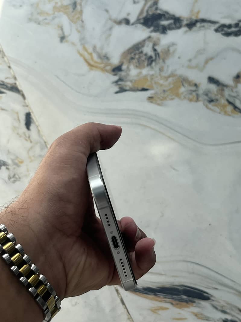 Apple iPhone 16 Pro Max 7