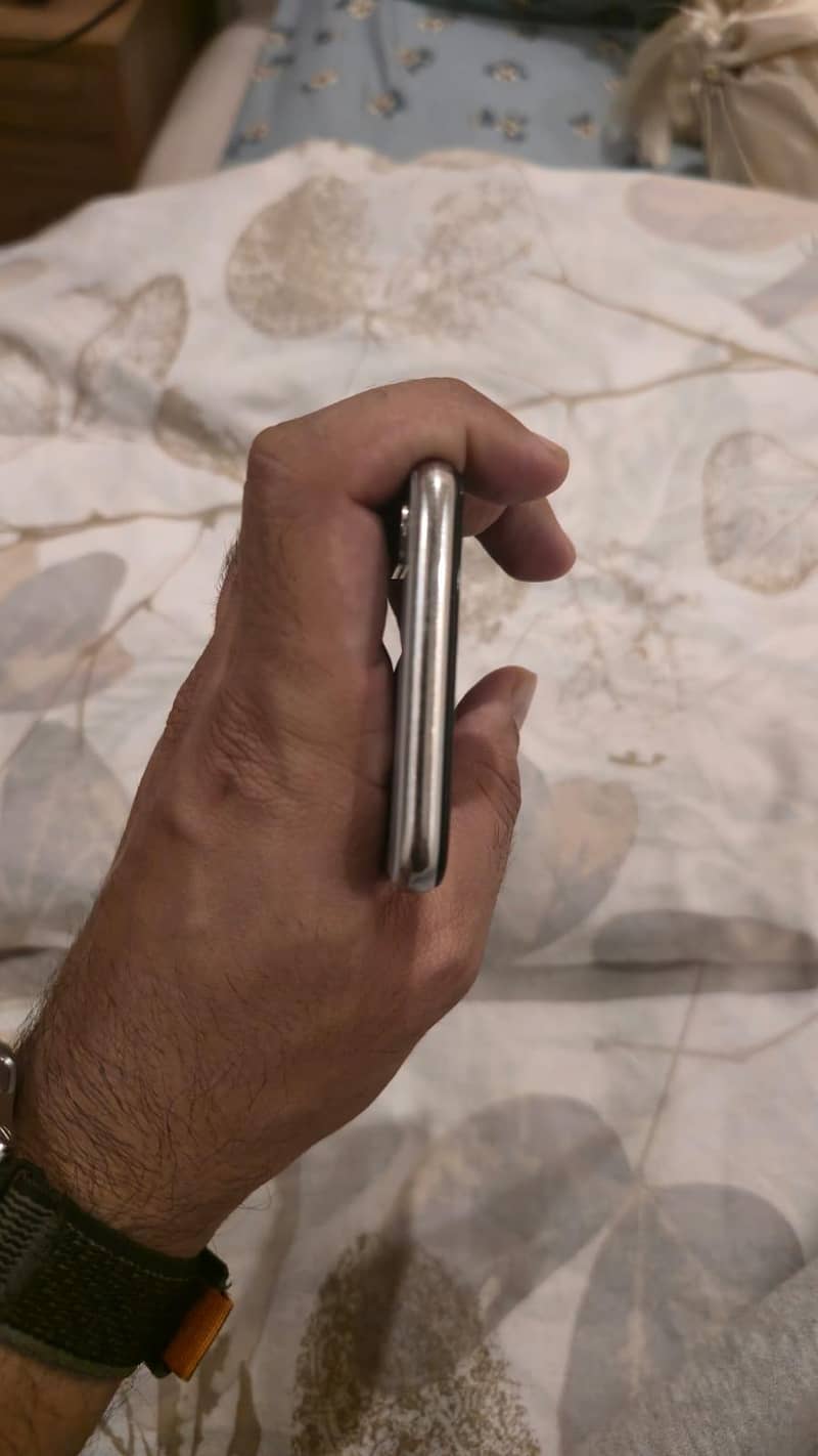 Apple iPhone X 4