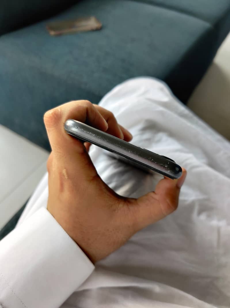 Apple iPhone 11 4