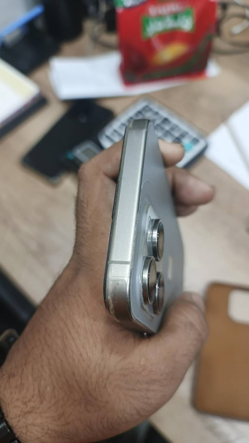 Apple iPhone 15 Pro Max 4