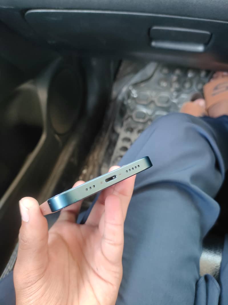 Apple iPhone 13 (Carrier Lock) 4