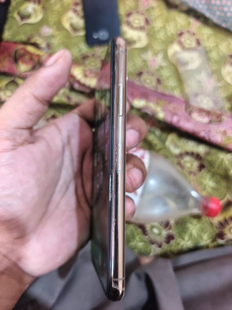 Apple iPhone XS 4