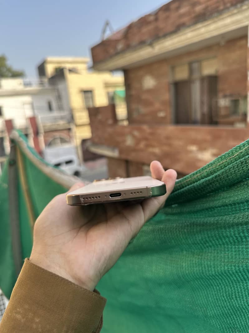 iPhone 16 Pro Max 1