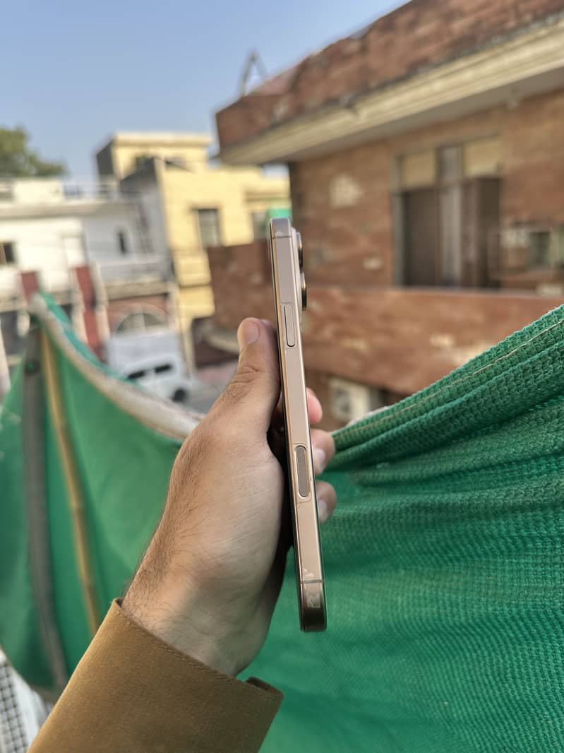 iPhone 16 Pro Max 3