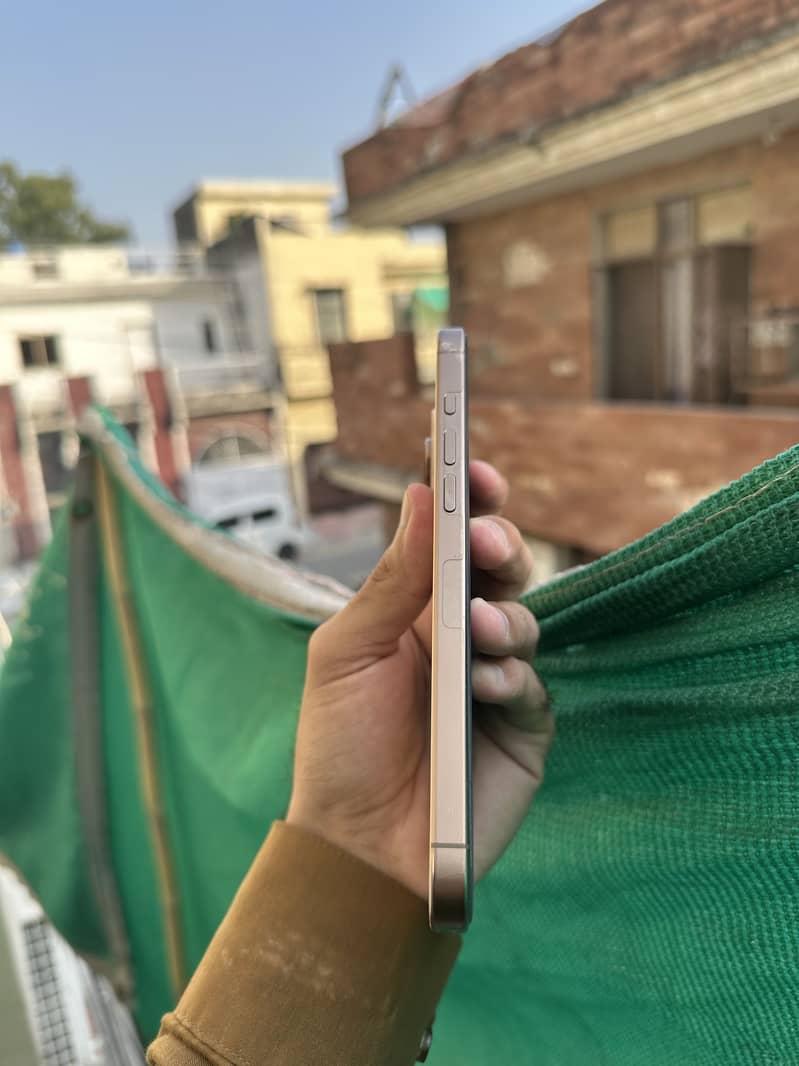 iPhone 16 Pro Max 4