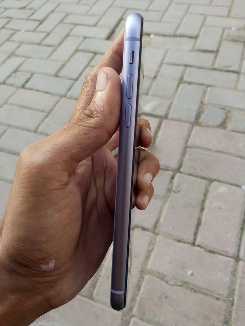 Apple iPhone 11 4