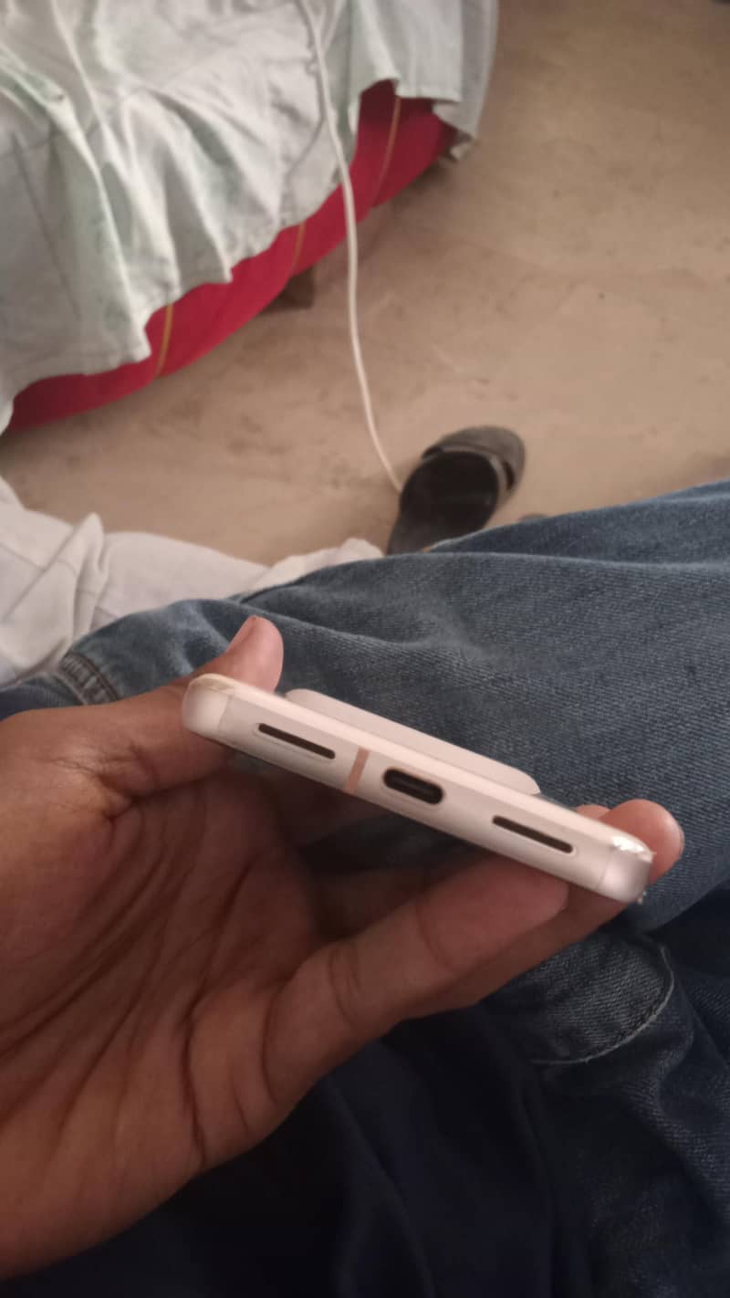 Google Pixel 8 4