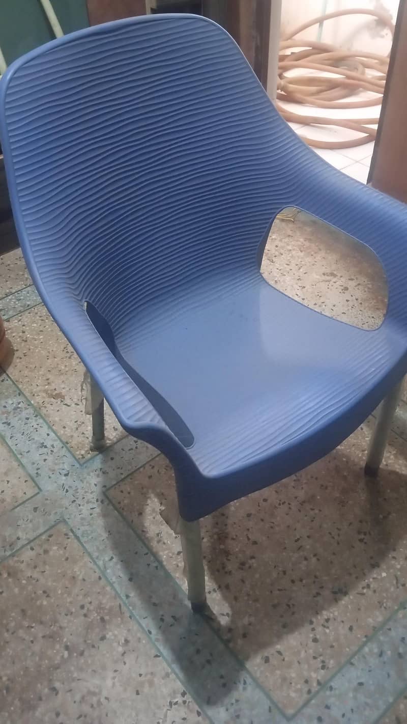 plastic chairs 0