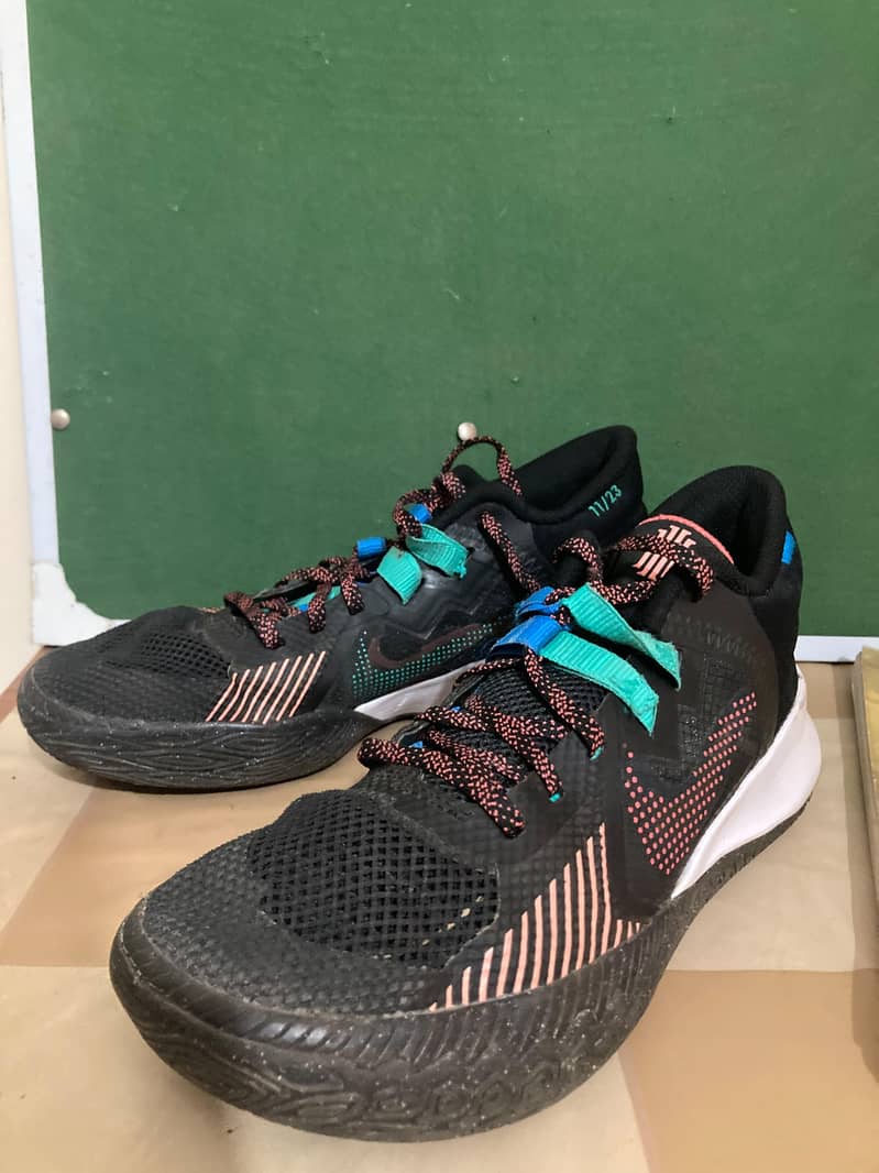 Nike KYRIES flyTrap V 1