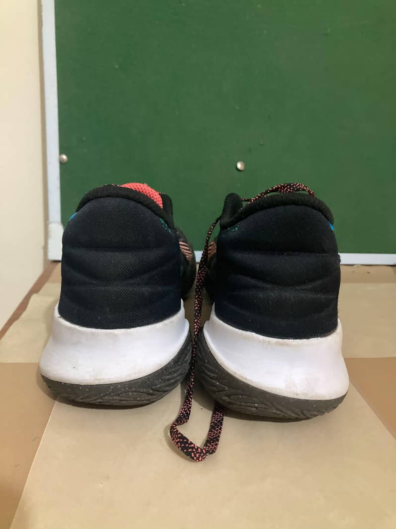 Nike KYRIES flyTrap V 3