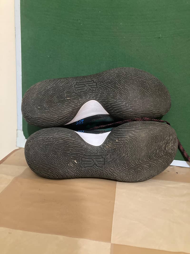 Nike KYRIES flyTrap V 4