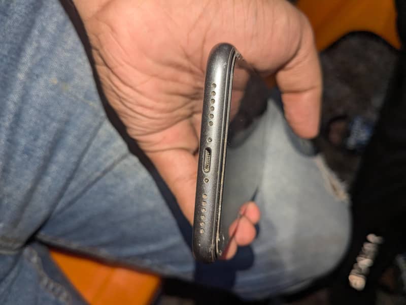 Apple iPhone 11 4