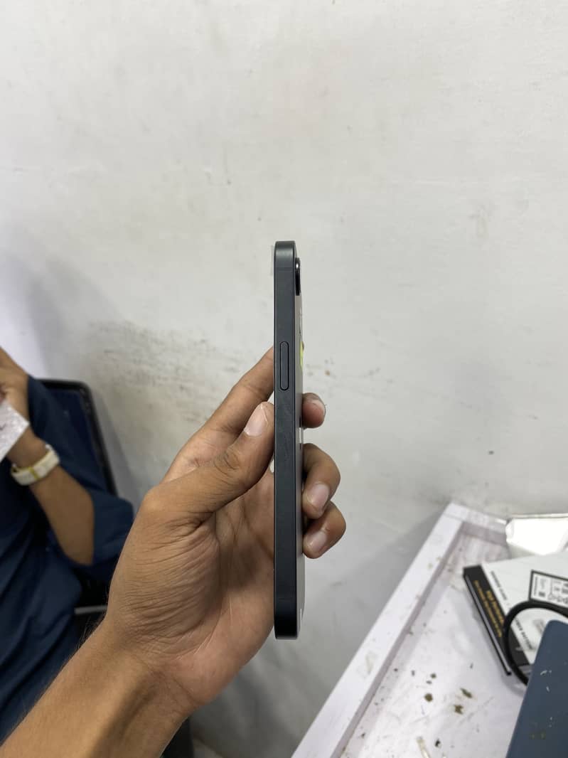 Apple iPhone 16e 1