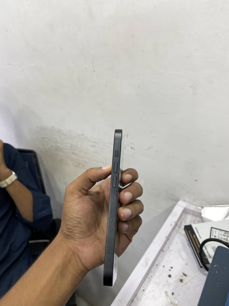 Apple iPhone 16e 2