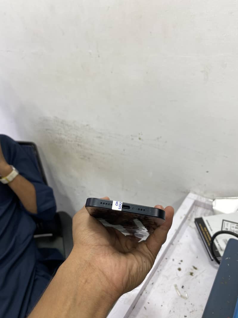 Apple iPhone 16e 3