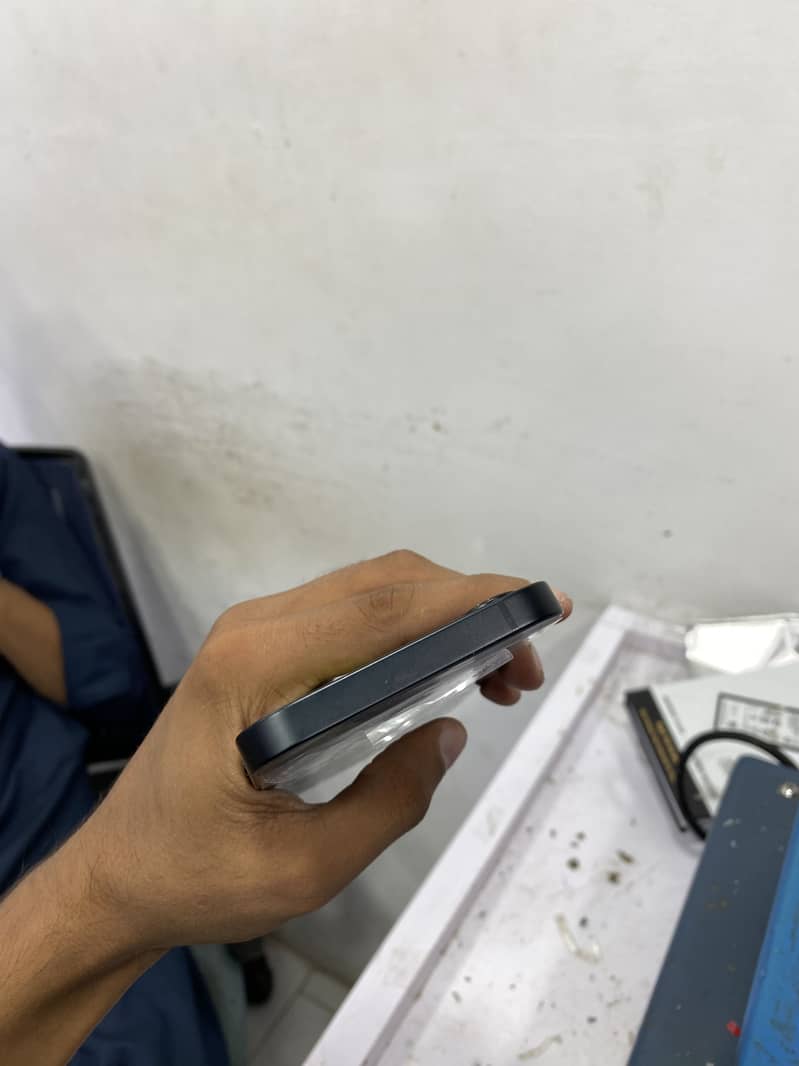 Apple iPhone 16e 4