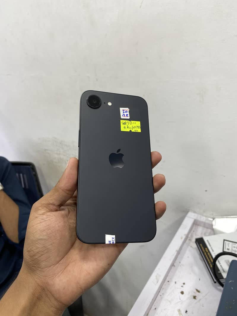 Apple iPhone 16e 5