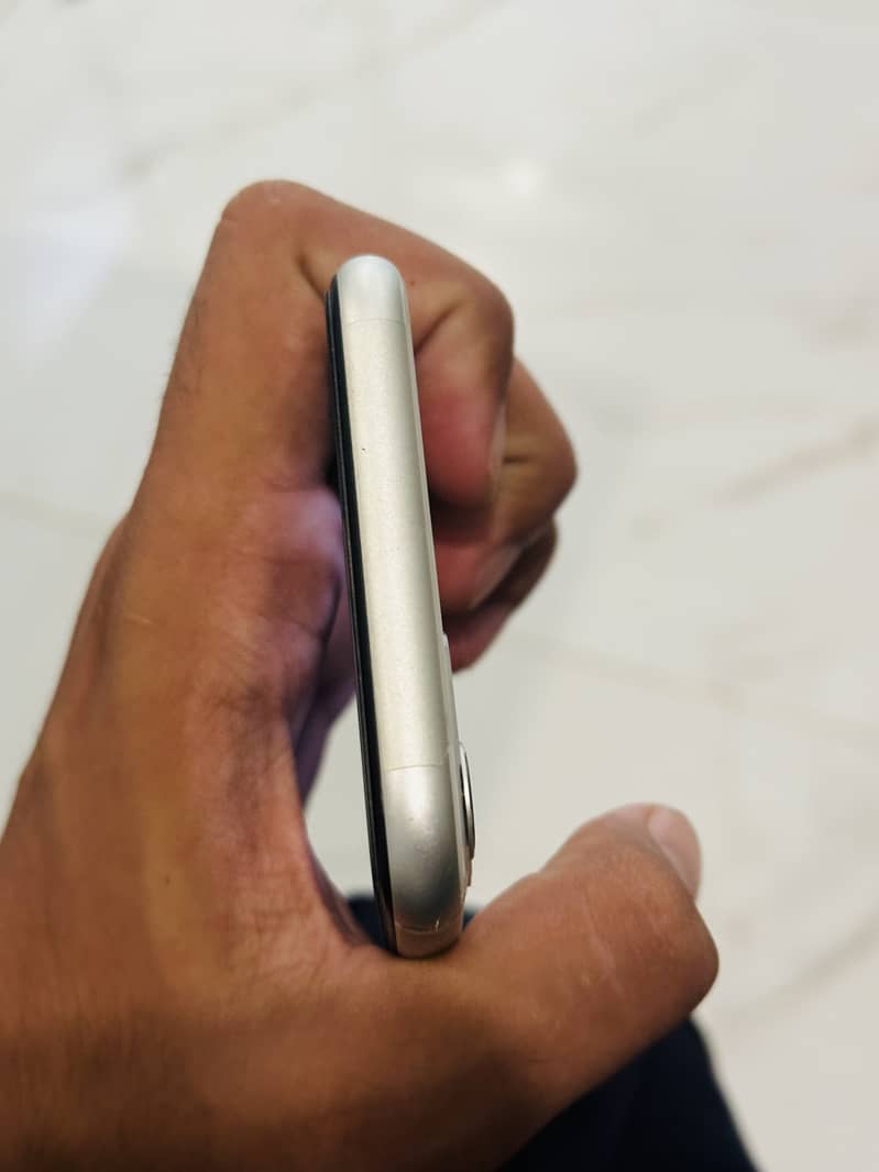 Apple iPhone 11 4