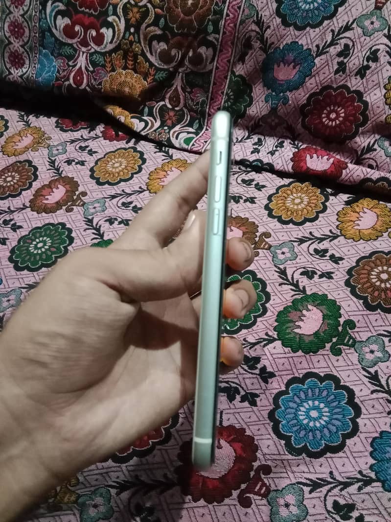 Apple iPhone 11 3