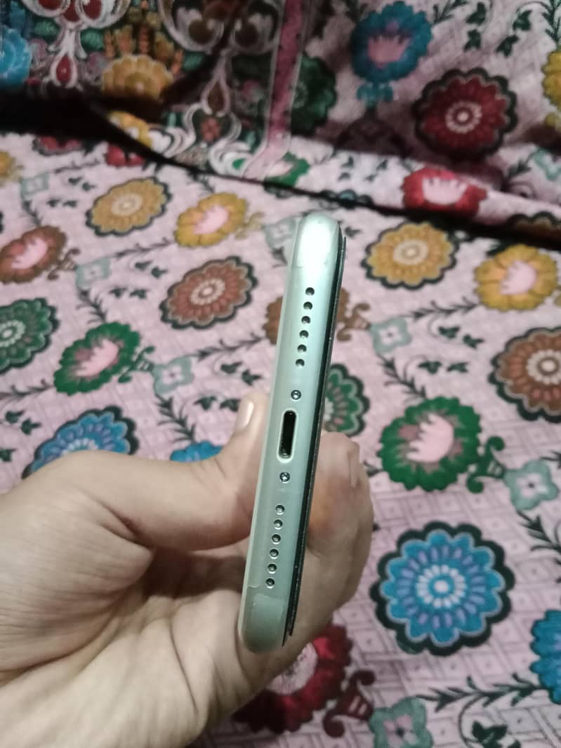 Apple iPhone 11 4