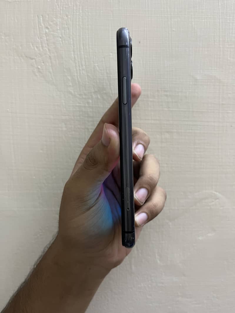iPhone 11 4