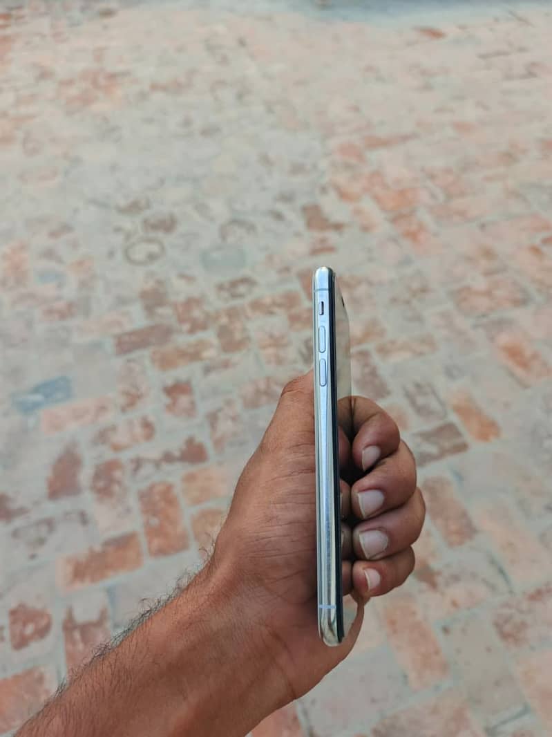 Apple iPhone X 4
