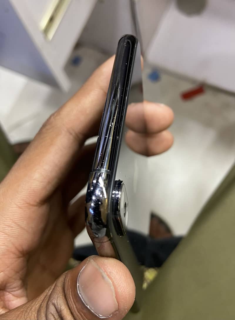 Apple iPhone XS Max 3