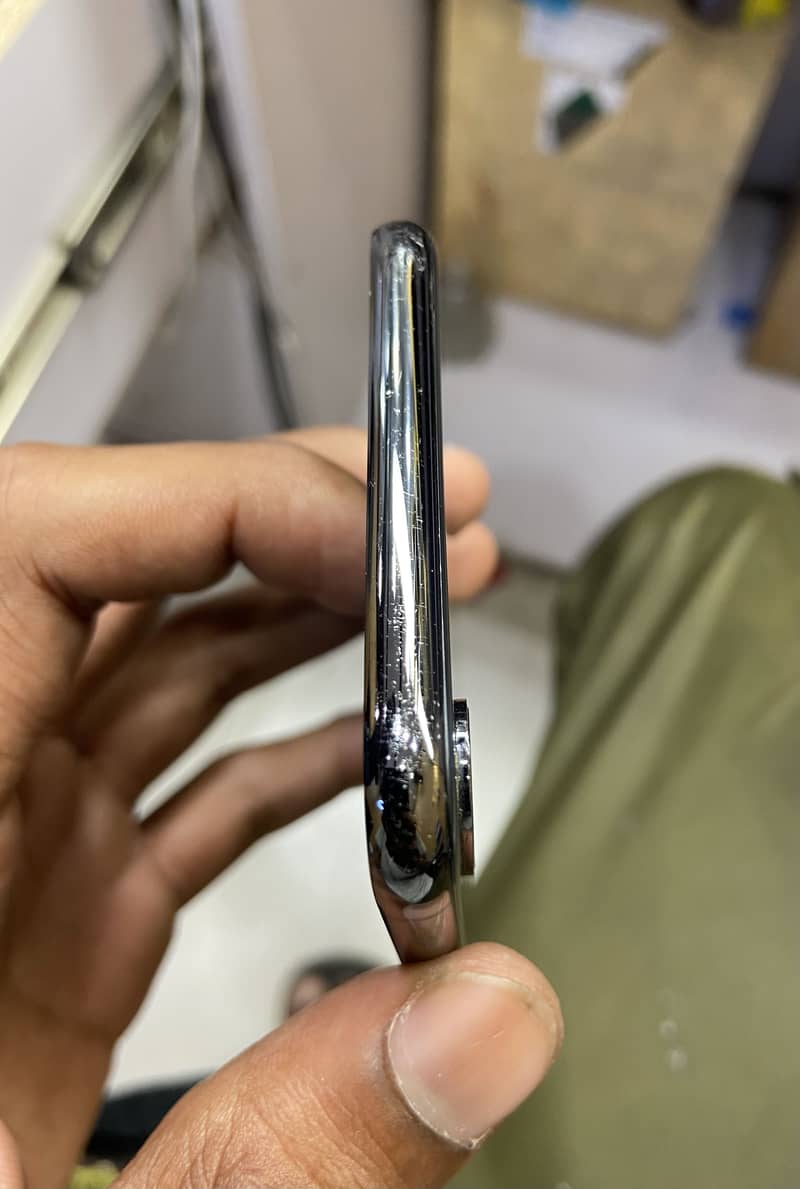 Apple iPhone XS Max 4