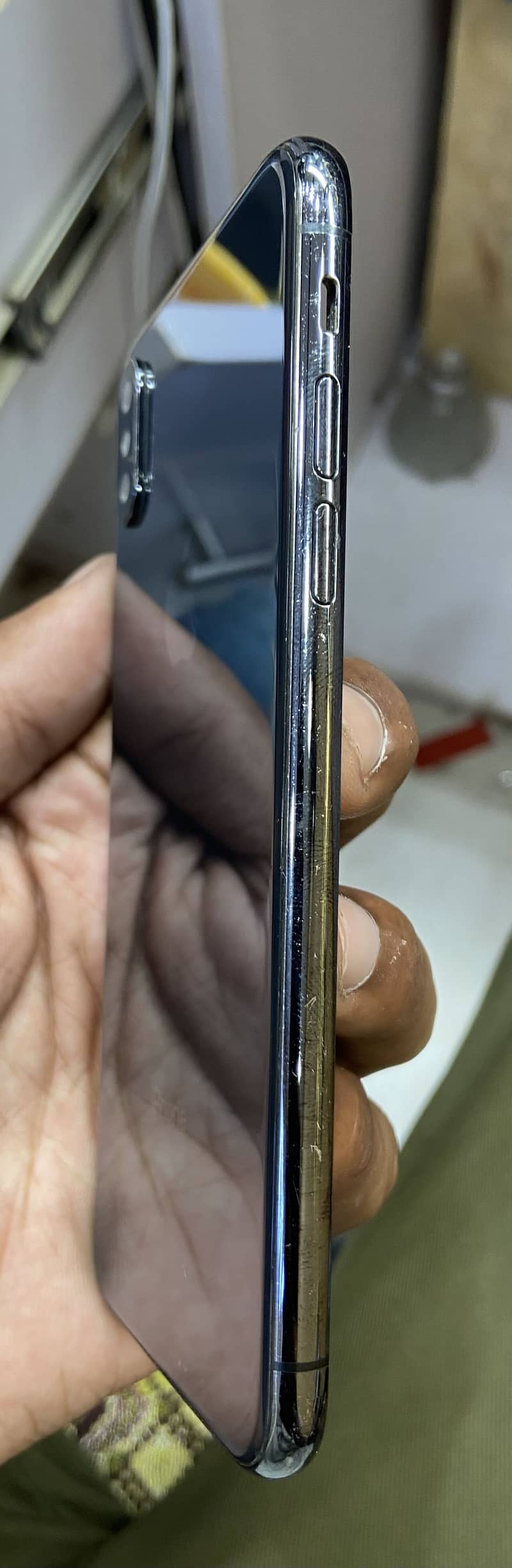 Apple iPhone XS Max 5