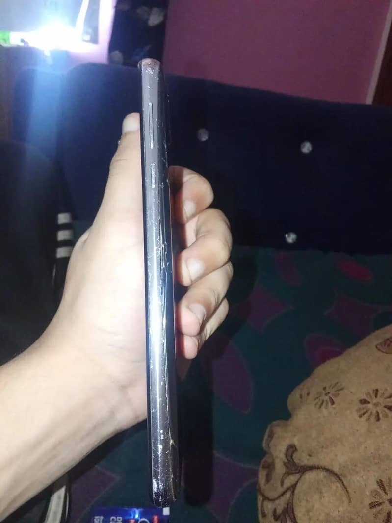 Sharp Aquos R2 4