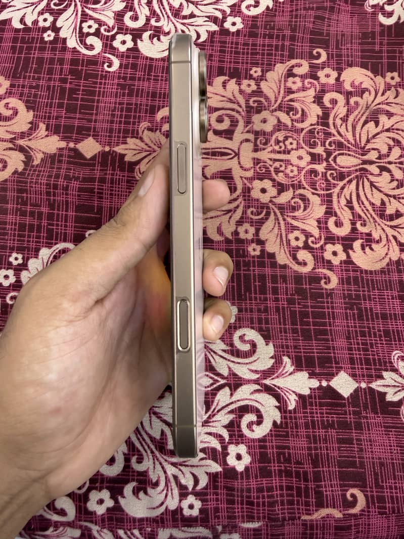 Apple iPhone 16 Pro Max 4