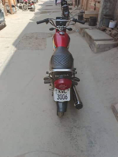 2015 model hai Al ok bike hai sari dobra tyar karwii thi  full ok bike