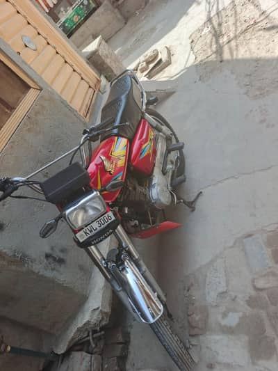 2015 model hai Al ok bike hai sari dobra tyar karwii thi  full ok bike
