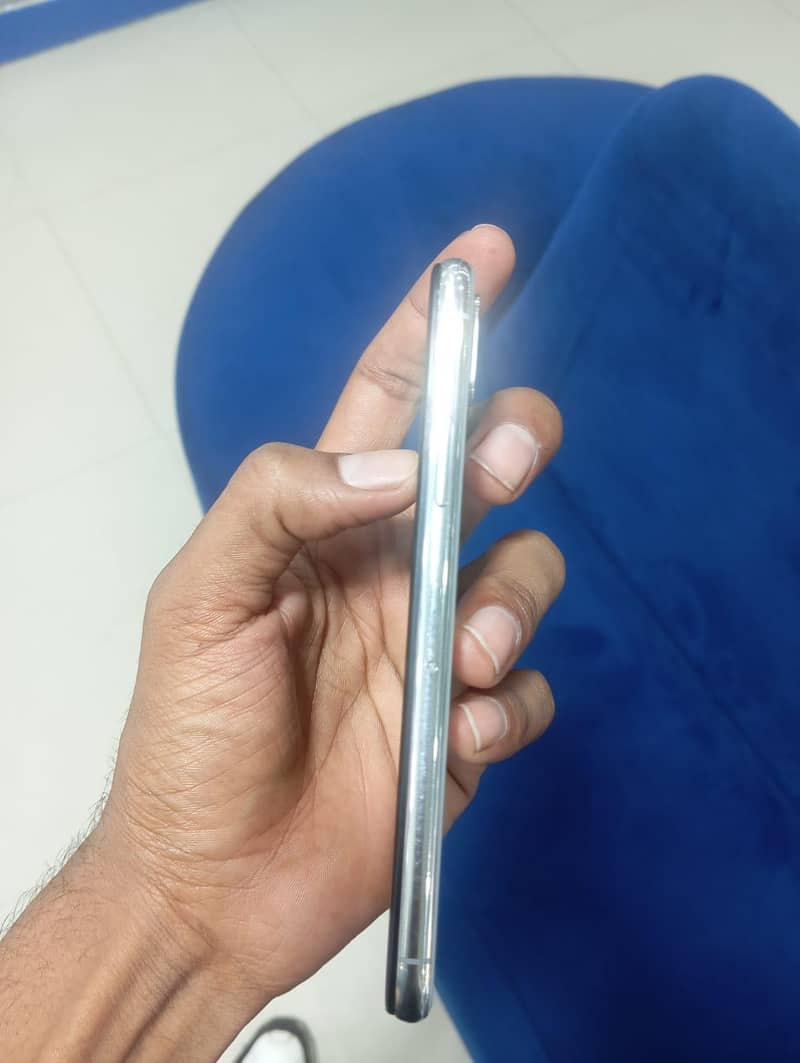 Apple iPhone X 4
