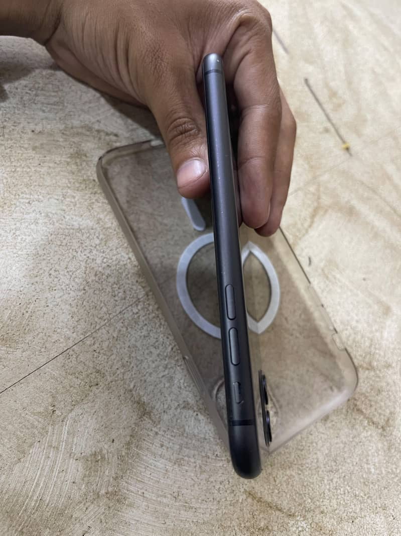 Apple iPhone 11 4