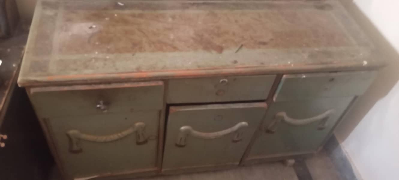 dressing table available 5