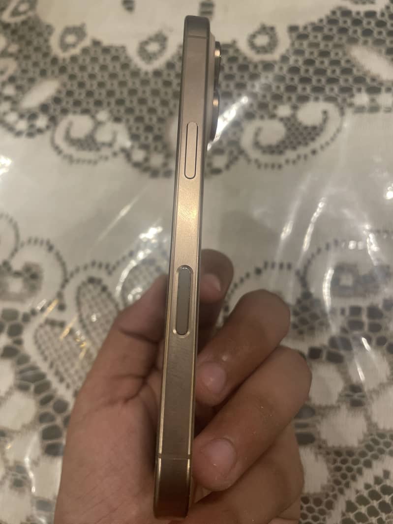 Apple iPhone 16 Pro 2