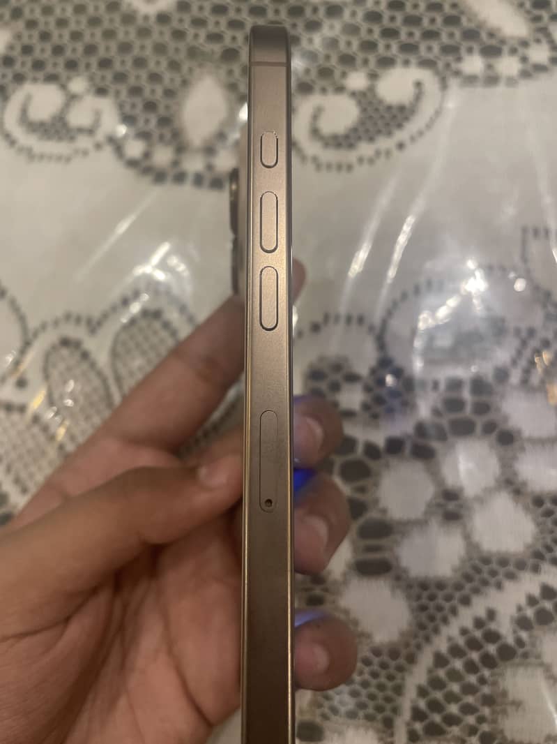 Apple iPhone 16 Pro 3
