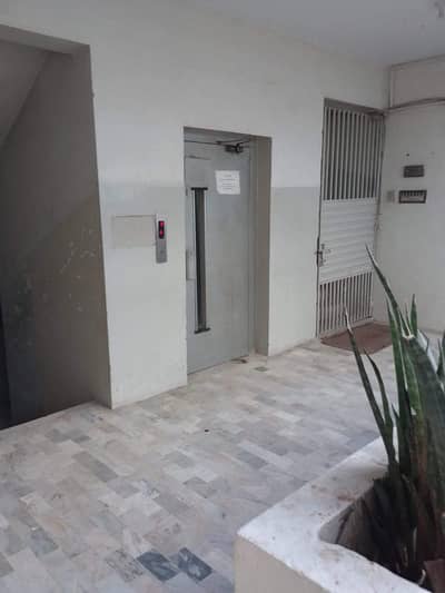 Office for Rent Shahrah-e-Faisal | 750 Sq. Ft. | Prime Business Location