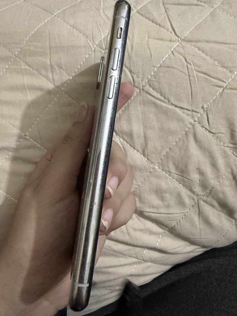 Apple iPhone X 4